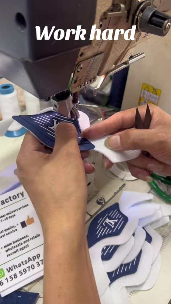 Production de commandes de chaussures.