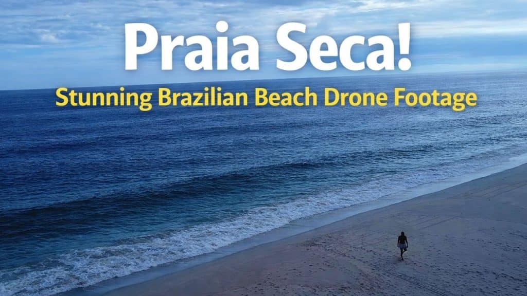 Praia Seca, Brasil, vista de cima: Voo cinematográfico com drone sobre um paraíso costeiro tranquilo